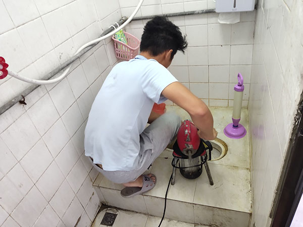 丹棱肥皂掉到马桶里把马桶堵住了怎么办？马桶堵住了怎么办